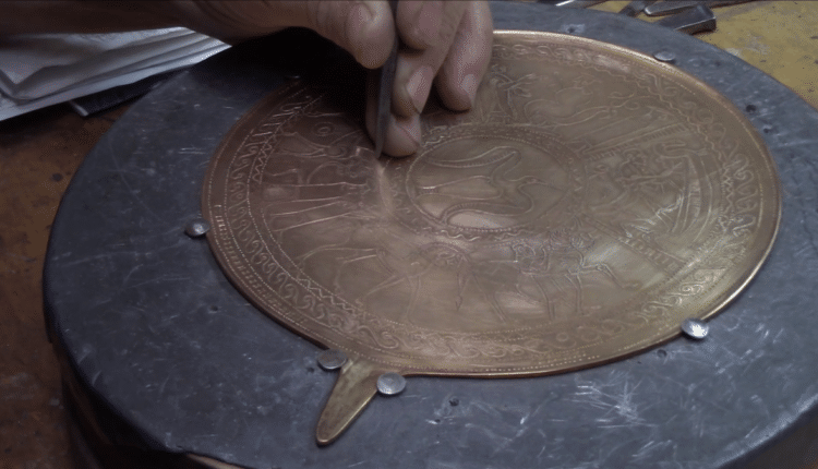 Modena: "DeVoti Etruschi", il laboratorio per decorare gli specchi al Museo Civico