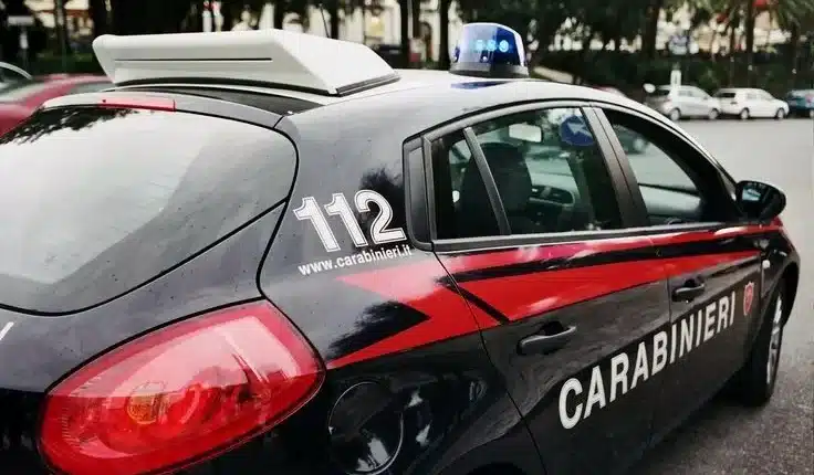 Maddaloni, rubano la casse di un negozio alle 2 di notte: fermati per strada intenti ad aprirla con un piccone. Arrestatati tre soggetti per furto aggravato in concorso.