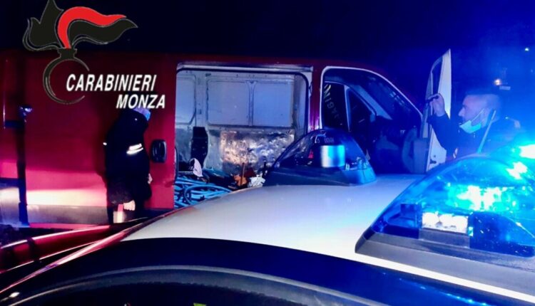 Villasanta, tenta di rubare del rame in una ditta con l’aiuto dei complici: arrestato dai Carabinieri di Monza.