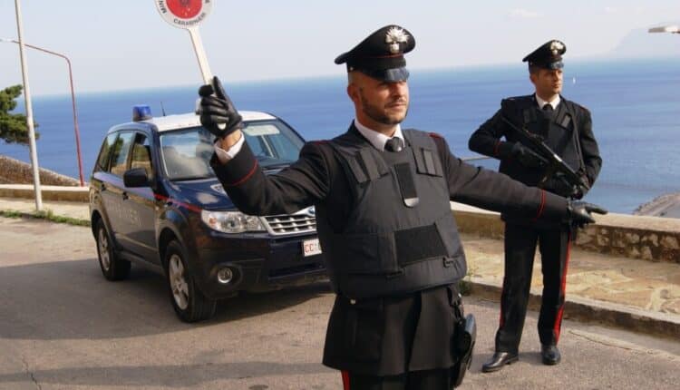 Castellammare del Golfo, 35enne alcamese ruba 100 euro da un’autovettura, preleva 250 euro da una carta di credito rubata e ruba una macchina lasciata abbandonata: arrestato dai Carabinieri.