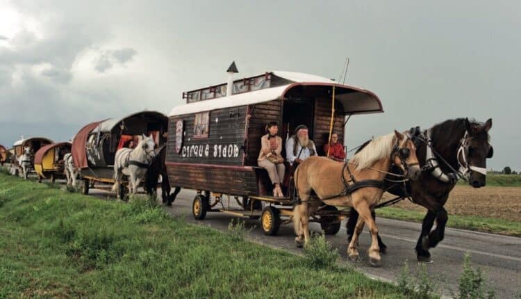 L’Emilia-Romagna verso la ripresa: nonostante le difficoltà che hanno colpito la regione il Cirque Bidon torna a far sognare: la storica compagnia francese che si sposta su carrozze.