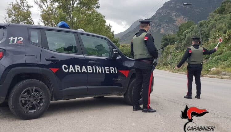 I Carabinieri della Stazione di Castellammare del Golfo hanno denunciato un pregiudicato del posto classe 88 per una serie di furti che avrebbe messo a segno negli ultimi giorni e l’indebito utilizzo di una carta di bancomat.