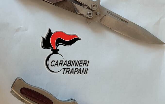 Mazara, non si ferma all’alt del posto di blocco: viene scoperto senza patente e in possesso di due coltelli.