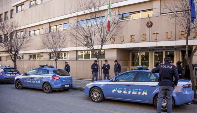 Cosenza, un rapporto civile tra ex fidanzati trasformato in un incubo: lui la minaccia di morte inviandole la foto di una pistola.