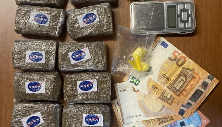 Bolzano, arrestato uno spacciatore marocchino di 25 anni: nascondeva tutta la merce e i contanti nella cantina dell’abitazione.