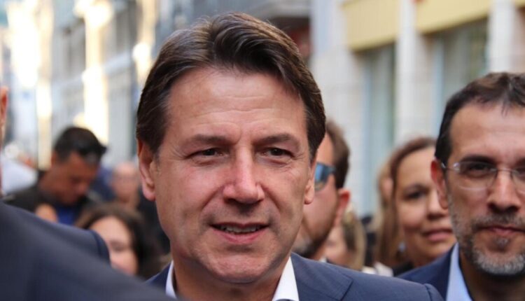 Giuseppe Conte aggredito da un No Vax durante un evento a Massa