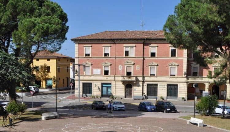 Bologna, 20enne fa insospettire i Carabinieri: dai controlli emergono altre tre persone coinvolte in attività di spaccio.