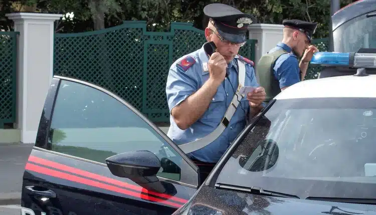 Carate Brianza, si esibiscono in manovre pericolose davanti ad una scuola sotto effetto di stupefacenti e muniti di 6 coltelli: denunciati 4 soggetti.