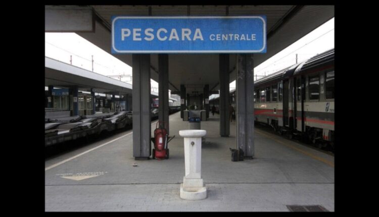 Pescara, violenza in stazione: 56enne impedisce la partenza di un treno scagliando pietre contro gli agenti.