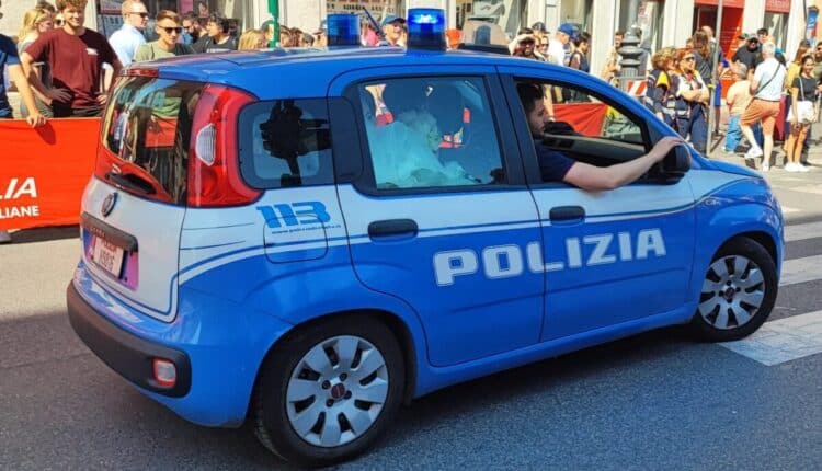 Roma: scortate dalla polizia una sposa e una signora bloccate a causa del Giro d'Italia