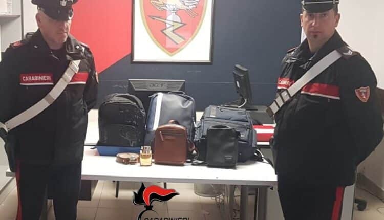 Marsala, lascia il negozio incustodito: 26enne ne approfitta per rubare borse, collane e profumi.