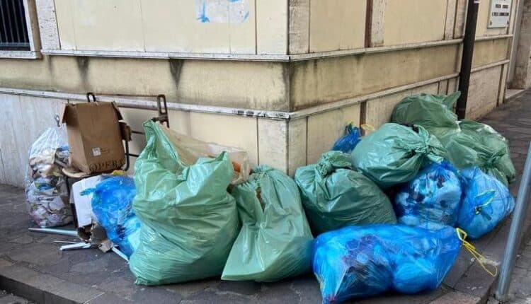 Catanzaro, la città è cosparsa di rifiuti: nuova ondata di sanzioni anche per chi non fa la raccolta differenziata.