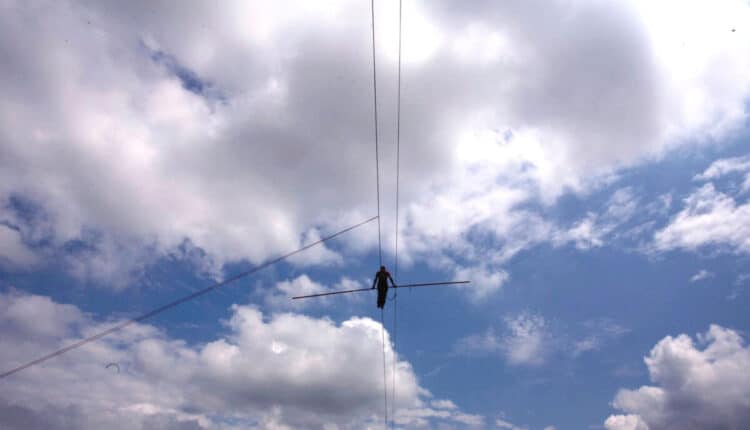 Milano: La spettacolare traversata funambolica di Andrea Loreni tra i grattacieli di Milano