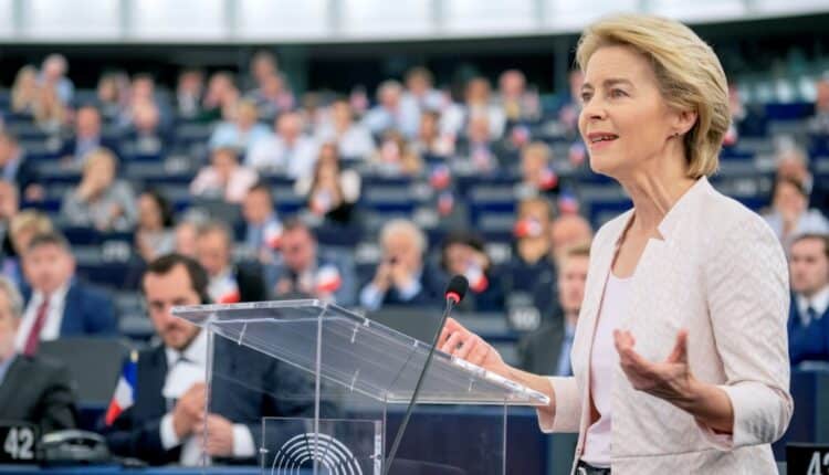 Ursula von der Leyen sarà oggi a Kiev: "riaffermare l'incrollabile sostegno dell'Ue nei confronti dell'Ucraina"