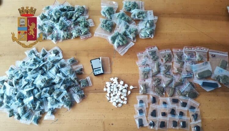 Napoli, attraverso l’app YouPol è stato identificato un cittadino napoletano che trasportava ingenti quantità di droga: bloccato e arrestato dagli agenti.