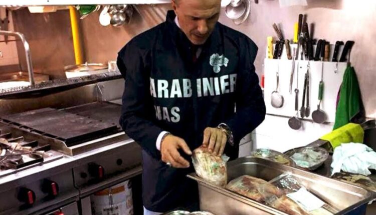 Lucca: chiusa un'attività commerciale nel centro storico.