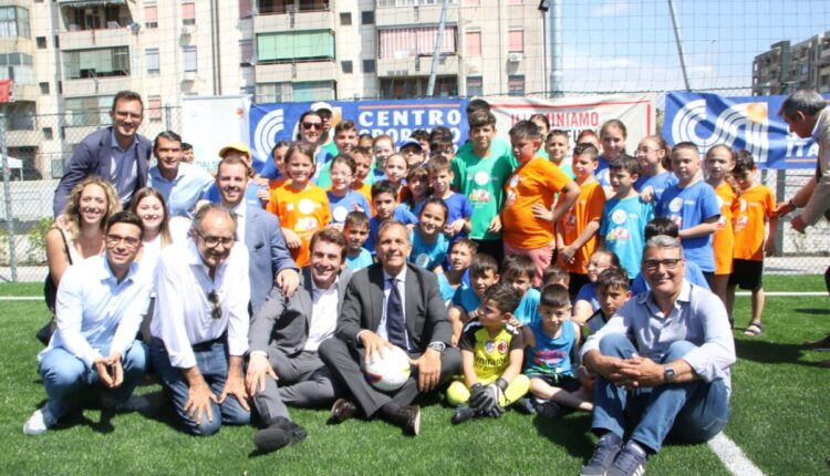 Catania: Trappeto Nord, piazza Montana, un campo di calcetto e uno di basket per i ragazzi del quartiere.