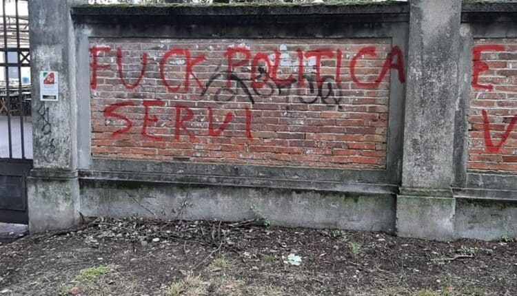 Modena: Imbrattamenti no vax all'ex Macello, la condanna del sindaco