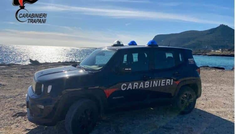 Favignana: minaccia il figlio con una pistola e cerca di investire i carabinieri con la macchina. Arrestata una donna