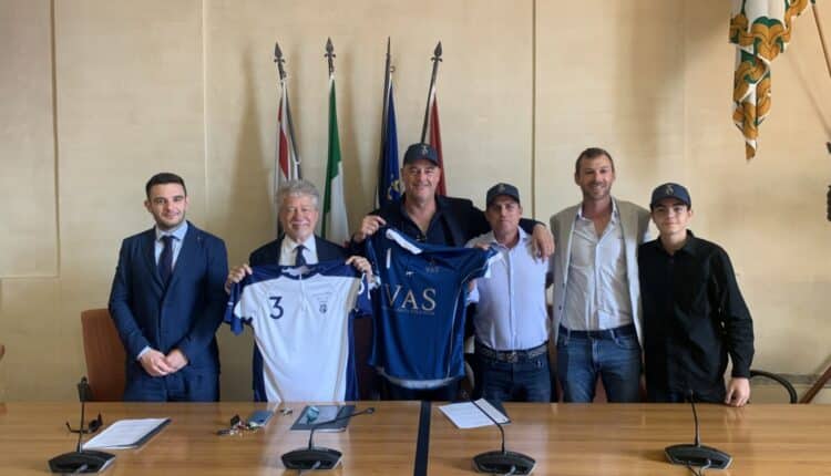 Arezzo: Cavalli e cavalieri del polo a passeggio in città | la sfilata martedì 13 giugno