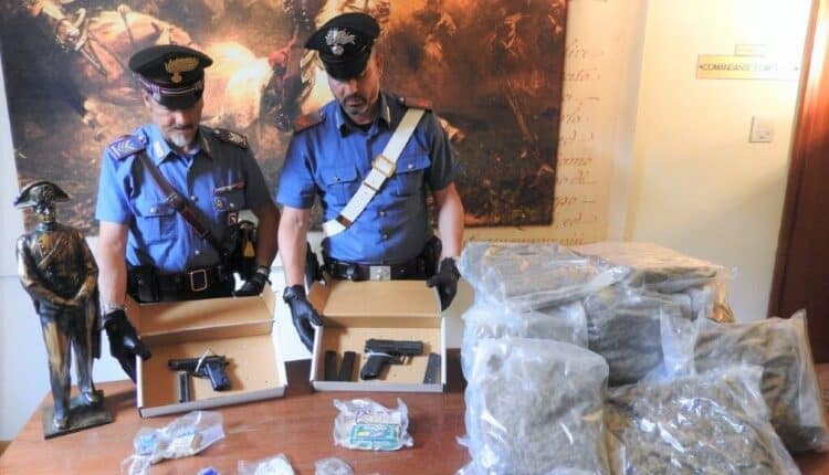 Imola: 25enne calabrese arrestato dai carabinieri per detenzione di sostanze supefacenti, ricettazione e detenzione abusiva di armi.