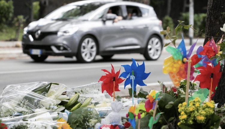 Incidente a Roma, fiori e peluche per Manuel