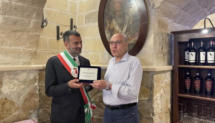 L'Osteria "VINI E CUCINA" compie 153 anni, il Sindaco Decaro consegna una targa a Nicola Ancona.