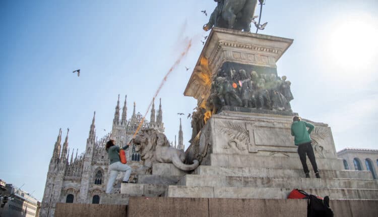 Milano: sono iniziati i lavori di restauro della statua equestre dedicata a Vittorio Emanuele II in Piazza Duomo.