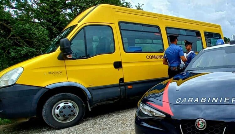 Poggibonsi: scoperti gli autori del furto dello scuolabus, due donne denunciate dai carabinieri.