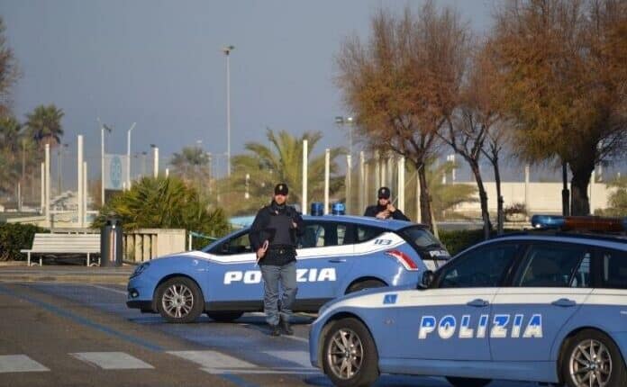 Rimini: tenta di baciare e palpeggiare una giovane donna nel parco, arrestato dalla Polizia di Stato.