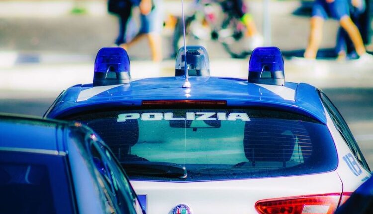 Roma: un uomo di 46 anni gravemente indiziato del reato di rapina aggravata, arrestato congiuntamente da un agente della Polizia di Stato e dai Carabinieri.