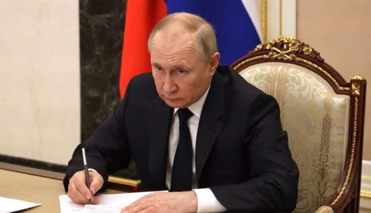 Cremlino, Putin rimane aperto a qualsiasi contatto per discutere le opzioni di risoluzione del problema ucraino