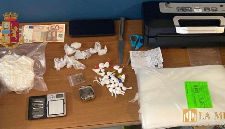 Napoli: denunciata donna per porto abusivo di armi, aveva con sé un tirapugni. Arrestato un 36enne con 300 grammi di cocaina in casa