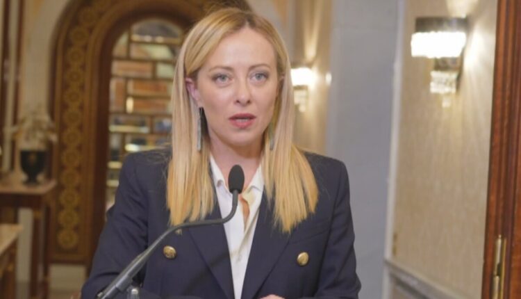 Giorgia Meloni vola a Tunisi: al centro della discussione la questione migranti