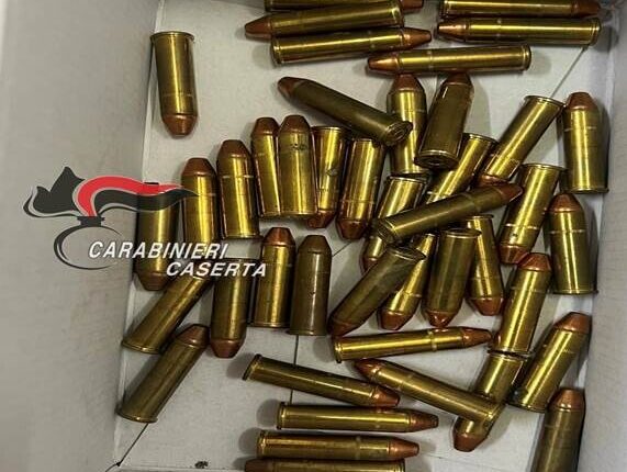 Caserta: trovato in possesso di una pistola priva di matricola e centinaia di proiettili. 49enne arrestato dai Carabinieri