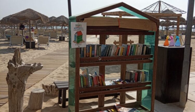 Pesaro: La biblioteca fuori di sè...in spiaggia