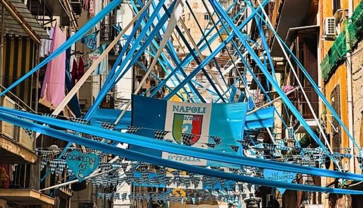 Napoli, dalla prossima settimana la rimozione degli striscioni bianco/azzurri dalle vie della città 