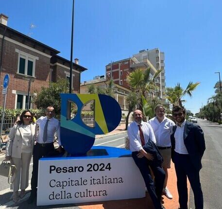 Pesaro: In viale Trieste spuntano i totem “griffati” Pesaro2024.