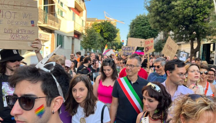 Marche Pride 2023, il sindaco di Pesaro a Civitanova Marche: «L’uguaglianza e la lotta per i diritti sono valori culturali del nostro Paese. Chi non lo ha capito vive nel passato»