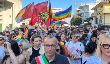 Marche Pride 2023, il sindaco di Pesaro a Civitanova Marche: «L’uguaglianza e la lotta per i diritti sono valori culturali del nostro Paese. Chi non lo ha capito vive nel passato»