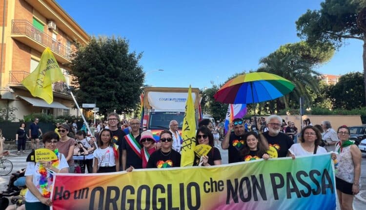 Marche Pride 2023, il sindaco di Pesaro a Civitanova Marche: «L’uguaglianza e la lotta per i diritti sono valori culturali del nostro Paese. Chi non lo ha capito vive nel passato»