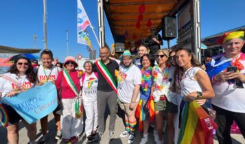 Marche Pride 2023, il sindaco di Pesaro a Civitanova Marche: «L’uguaglianza e la lotta per i diritti sono valori culturali del nostro Paese. Chi non lo ha capito vive nel passato»