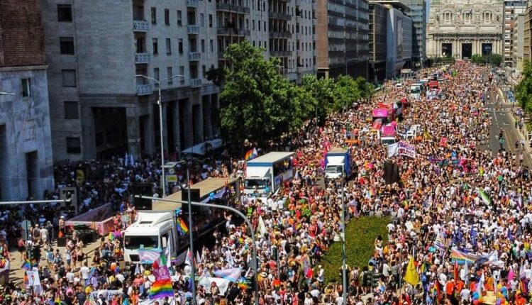 Pride Milano, tra i presenti anche Elly Schlein