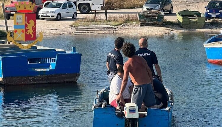 Taranto: due giovani in difficoltà su un gommone nel Mar Piccolo.