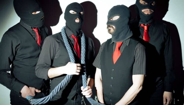 Dopo i primi concerti nei club, i SICK TAMBURO ripartono in tour con una nuova serie di date estive per presentare l’ultimo disco “Non credere a nessuno”, sesto album di inediti della formazione uscito ad aprile.