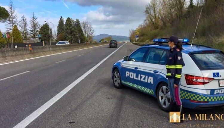 Scappa dalla Polizia in autostrada e cerca di fuggire: 2 anni di reclusione per un uomo trovato con oltre un chilo di stupefacenti