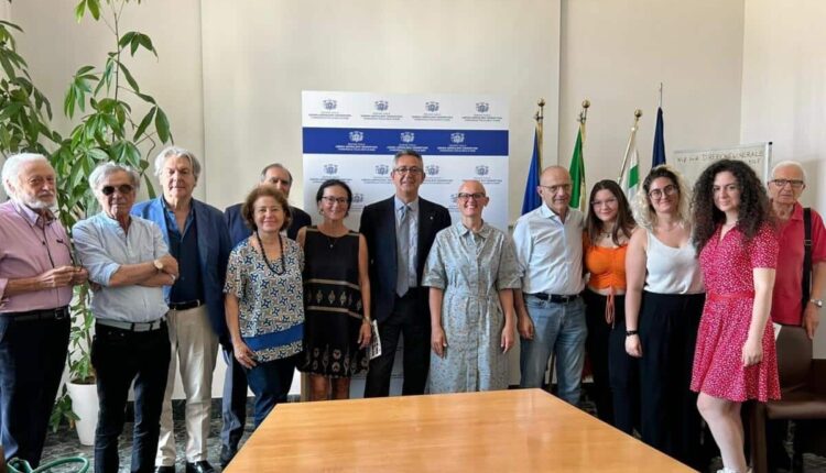 12-07-23 presentata la terza edizione di Sensibili alla bellezza con opere d’arte sulle pensiline delle fermate dei bus all’interno del policlinico_1