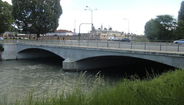 Torino: intervento della Polizia per soccorrere un uomo che stava per gettarsi dal ponte Carlo Emanuele I.