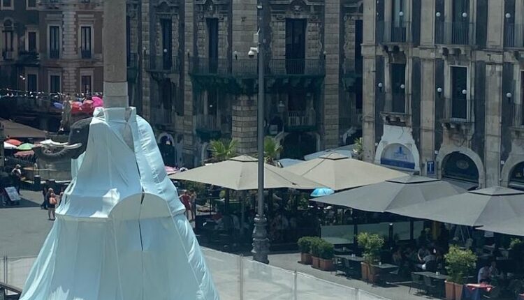 Catania: Piazza Duomo, il sindaco Trantino consegna alla città la fontana dell'Elefante