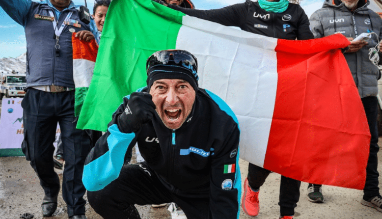 Nuovo record mondiale sul Khardung La, il valico stradale più alto al mondo, da parte del Vice Ispettore della Polizia di Stato Paolo Venturini